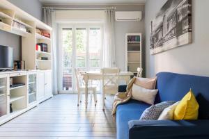 uma sala de estar com um sofá azul e uma mesa em Pascoli Master Guest apartment em Sesto San Giovanni