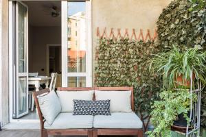 kanapę na patio ze ścianą z roślinami w obiekcie Pascoli Master Guest apartment w mieście Sesto San Giovanni