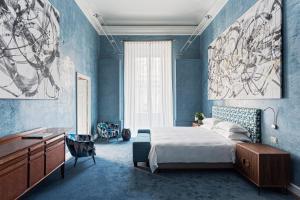 sypialnia z łóżkiem, biurkiem i oknem w obiekcie Galleria Vik Milano w Mediolanie