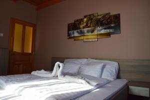 Posteľ alebo postele v izbe v ubytovaní Elringat-lak Apartmanház