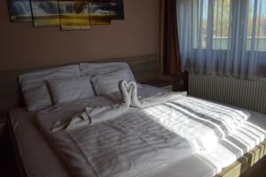 Posteľ alebo postele v izbe v ubytovaní Elringat-lak Apartmanház