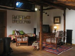 a living room with two chairs and a couch at La Carpintería Casa Rural in Romanones