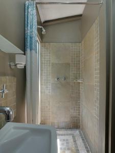 een badkamer met een douche, een wastafel en een bad bij Private Studio flatlet, Uncapped Wifi, Netflix,Full DSTV in Durban