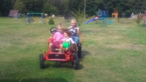 Dzieci zatrzymujące się w obiekcie Agroturystyka Borówka