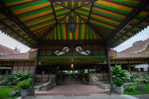 an entrance to a building with a colorful roof at Pondok Tingal Borobudur in Magelang