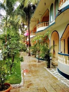 a courtyard of a building with trees and plants at Casa Domingos Guest House in Calangute
