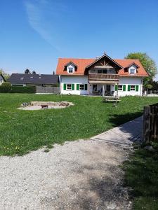 ein großes Haus mit einem Rasenplatz davor in der Unterkunft Ferienhof Settele in Bad Wörishofen