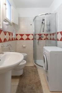 W łazience znajduje się toaleta z umywalką i prysznic. w obiekcie La Torre Antica Dimora w mieście Giuggianello