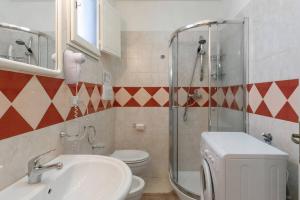 A bathroom at La Torre Antica Dimora Még 32 kép