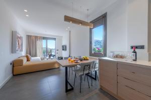 Postel nebo postele na pokoji v ubytování Hidesign Athens Acropolis Panorama Suite