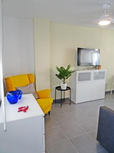 Televízia a/alebo spoločenská miestnosť v ubytovaní SUNSET BEACH - Playa de Rabdells -OLIVA
