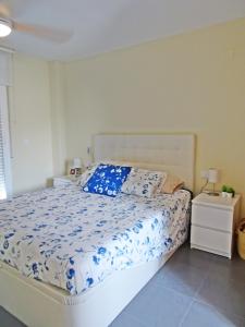 Posteľ alebo postele v izbe v ubytovaní SUNSET BEACH - Playa de Rabdells -OLIVA