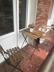 een picknicktafel en twee stoelen op een veranda bij Fantástico apartamento en el centro de Bilbao in Bilbao