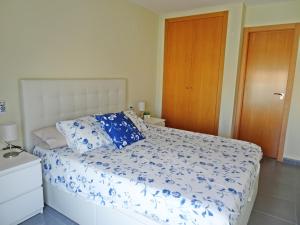 Posteľ alebo postele v izbe v ubytovaní SUNSET BEACH - Playa de Rabdells -OLIVA