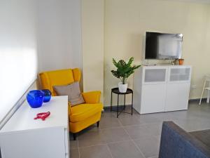 Televízia a/alebo spoločenská miestnosť v ubytovaní SUNSET BEACH - Playa de Rabdells -OLIVA
