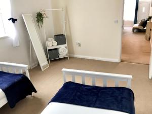 - une chambre avec un lit et une chambre avec un miroir dans l'établissement Eastbourne Beach Pier Apartment, à Eastbourne