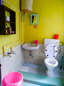łazienka z toaletą i umywalką w obiekcie West Point Backpackers Hostel w mieście Dardżyling