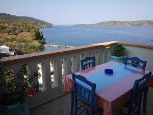 een tafel op een balkon met uitzicht op het water bij Agnanti Hotel in Kalamakia