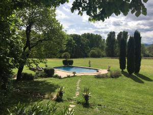 Bazén v ubytování Manoir le Roure nebo v jeho okolí