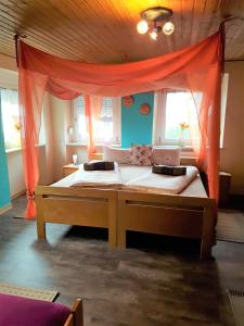 Ένα ή περισσότερα κρεβάτια σε δωμάτιο στο marielies-urlaubsstube