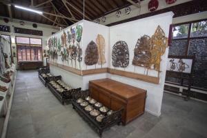a room with some items on the wall at Pondok Tingal Borobudur in Magelang
