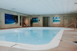 een groot zwembad in een hotelkamer bij Fletcher Hotel Restaurant Sallandse Heuvelrug in Rijssen