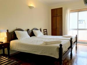 een slaapkamer met een bed met twee handdoeken erop bij Angelus in Fátima