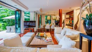 Svetainės erdvė apgyvendinimo įstaigoje Villa in the Garden, Surin Beach with private spa.