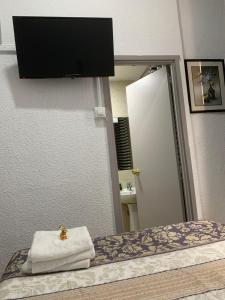 Telewizja i/lub zestaw kina domowego w obiekcie Hostal Alcobia