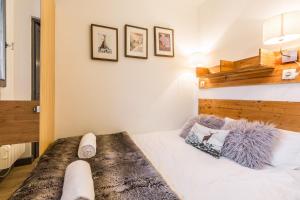 a bedroom with a large bed with two pillows at Apartment Batiment F in Chamonix