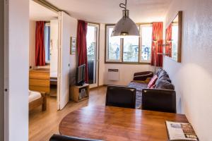 un soggiorno con tavolo e divano di Apartment Chamois Blanc 6 a Chamonix-Mont-Blanc