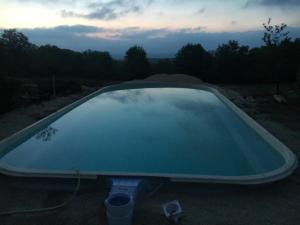 CazalsにあるLuxury Villa in Cazals with Swimming Poolの夕日を望む庭の大きなスイミングプール