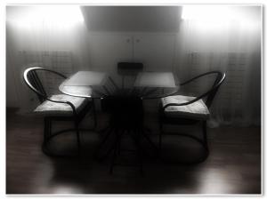 パリにあるStella Yardenaの白黒のテーブルと椅子2脚