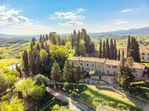 una vista aérea de una villa con árboles en Stunning Holiday Home in Figline Valdarno with Barbecue, en Figline Valdarno