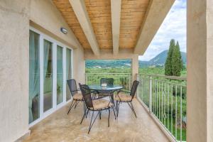 eine Terrasse mit einem Tisch und Stühlen auf dem Balkon in der Unterkunft JARDIN de VILLE in Lithakia