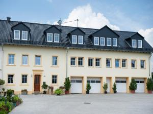 um grande edifício branco com um telhado preto em Ferienhof Lahr em Wincheringen