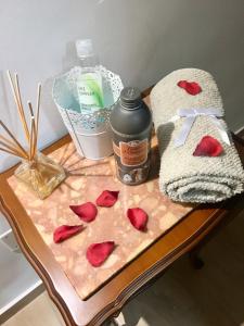 a table with red roses on a cutting board at Gesualdo da Venosa in Venosa +64 photos