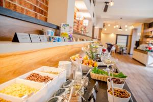 una línea de buffet con comida en un mostrador en una tienda en Park Hotel Diament Zabrze - Gliwice, en Zabrze