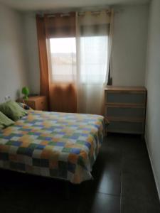 アルカンタリージャにある156 Avenida del Príncipeのベッドルーム1室(ベッド1台、窓、ドレッサー付)
