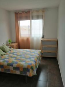 アルカンタリージャにある156 Avenida del Príncipeのベッドルーム1室(ベッド1台、ドレッサー、窓付)