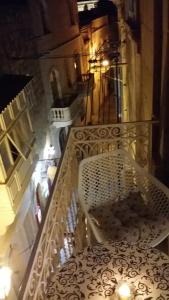 una vista aérea de una escalera en un edificio en Magic in the Heart of Old Gozo (Penthouse), en Victoria