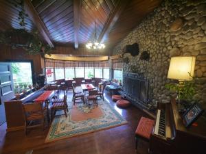 Mountain Lodge and Restaurant tesisinde bir restoran veya yemek mekanı
