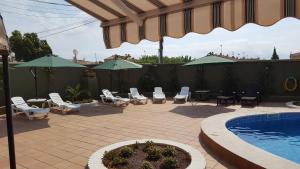 Bazén v ubytování Hotel Castellverd nebo v jeho okolí