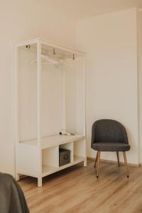 une chambre avec une chaise et une étagère dans l'établissement New equipped apartment in the city center, à Plzeň