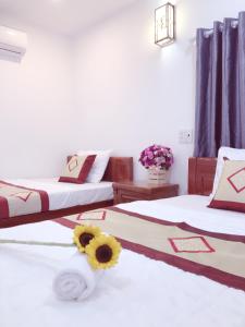 Giường trong phòng chung tại Aurora Hotel