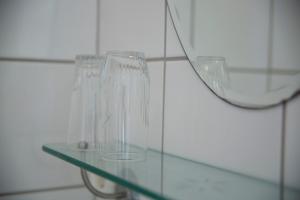 una mensola in vetro in bagno con specchio di Skjerjehamn a Ånneland