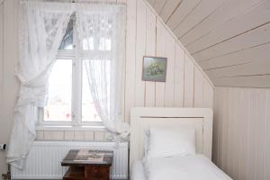 a bedroom with a bed and a window at Skjerjehamn in Ånneland
