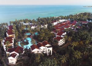 een luchtzicht op het resort en de oceaan bij Sarova Whitesands Beach Resort & Spa in Mombasa