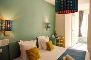 Letto o letti in una camera di Hôtel Les Corps Saints