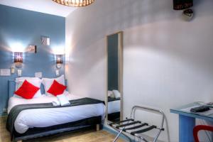 Letto o letti in una camera di Hôtel Les Corps Saints